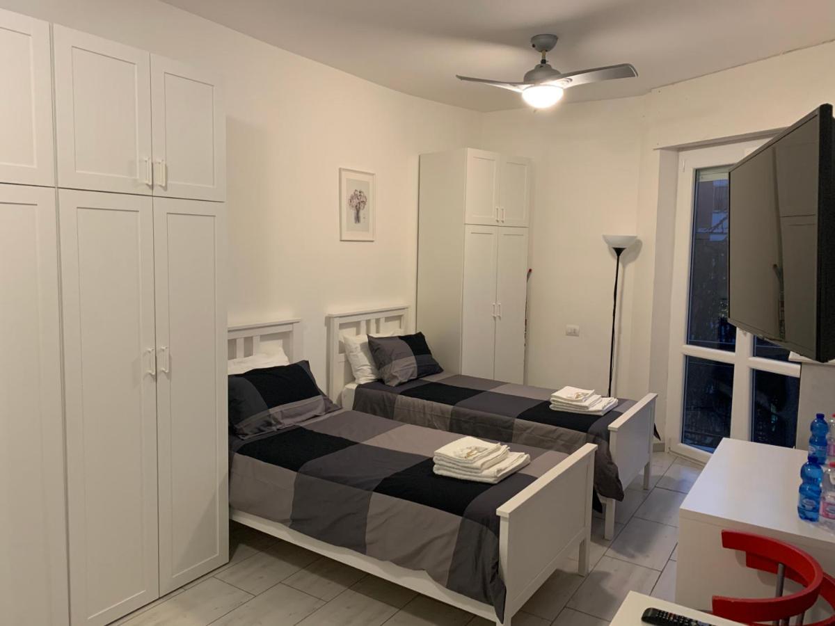 Metro Famagosta - Luminoso Appartamento Con Balcone Free Wifi & Parking ميلان المظهر الخارجي الصورة